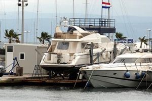 Split, 7. siječnja 2011. - nakon što je jahta izvučena iz mora na navoz u marini, započeo je očevid o uzrocima potonuća